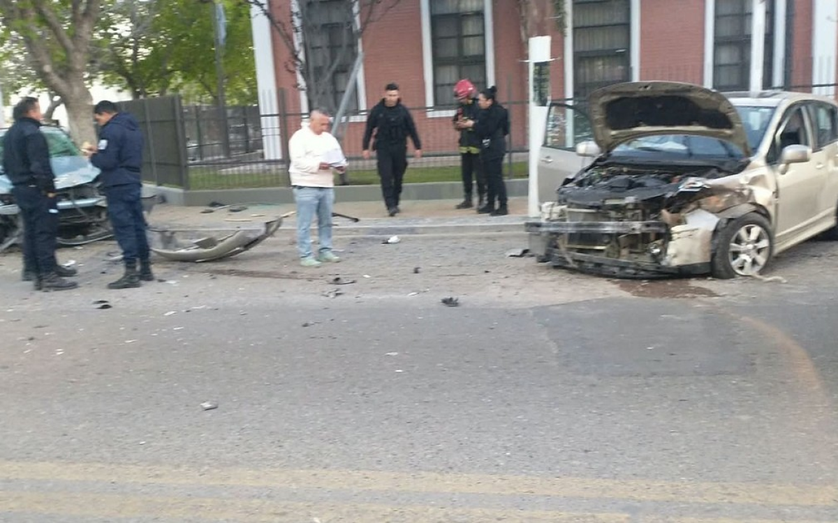 Dos autos con daños tras un choque sobre República del Líbano y personal policial en el lugar.