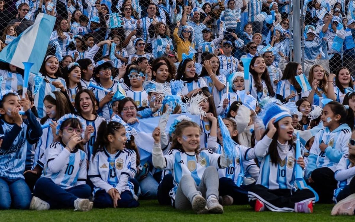 Coros de Niños de la UNSJ durante una presentación vinculada al Mundial 2026