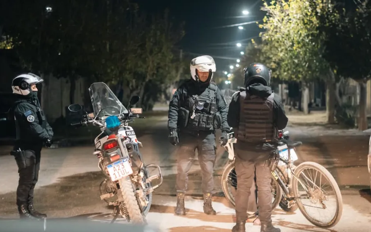Imagen difundida sobre el operativo policial por un cruce armado entre familias en Rawson