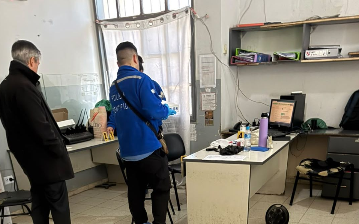 Personal trabajando en el interior de la Comisaría 34ª durante la investigación