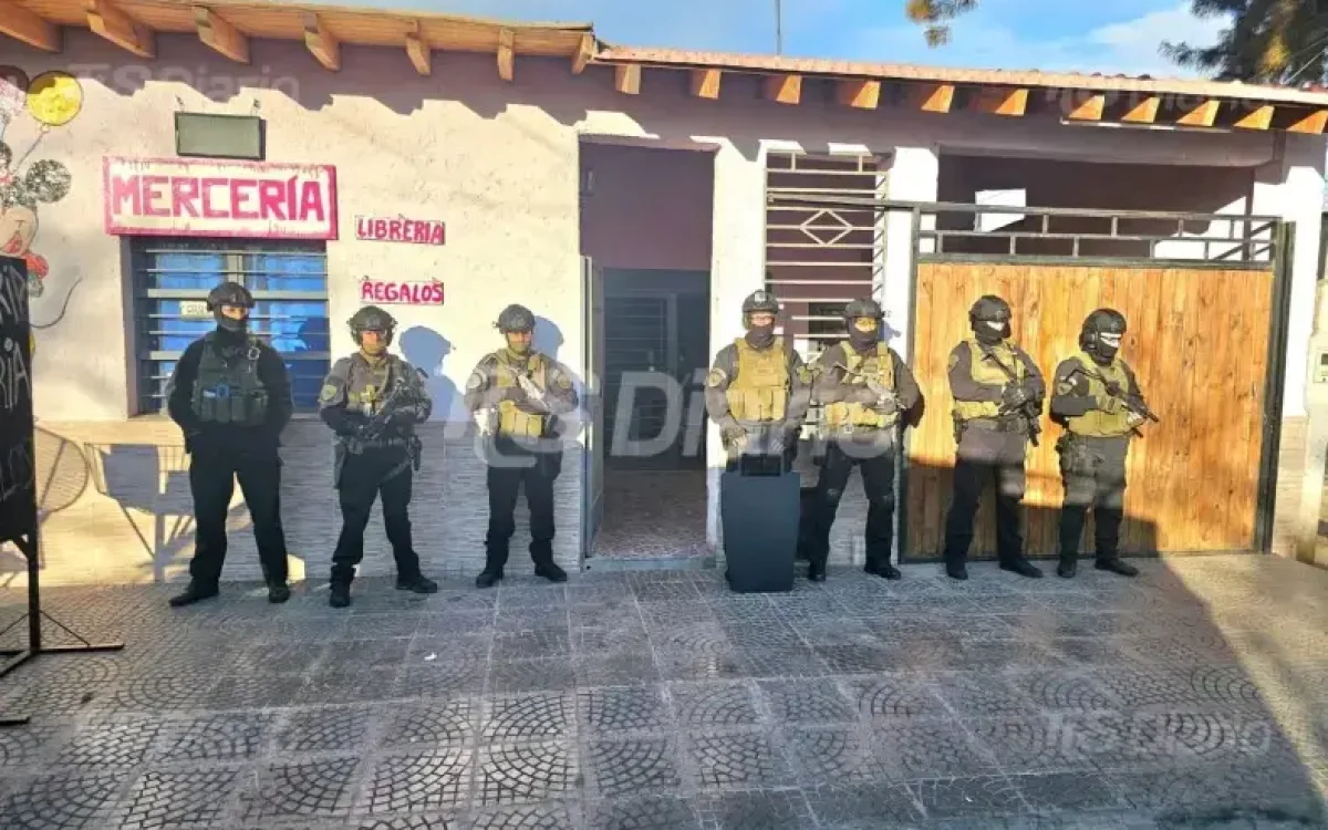 Efectivos de la Policía Federal frente a una vivienda de Villa Lerga durante un allanamiento en Rawson
