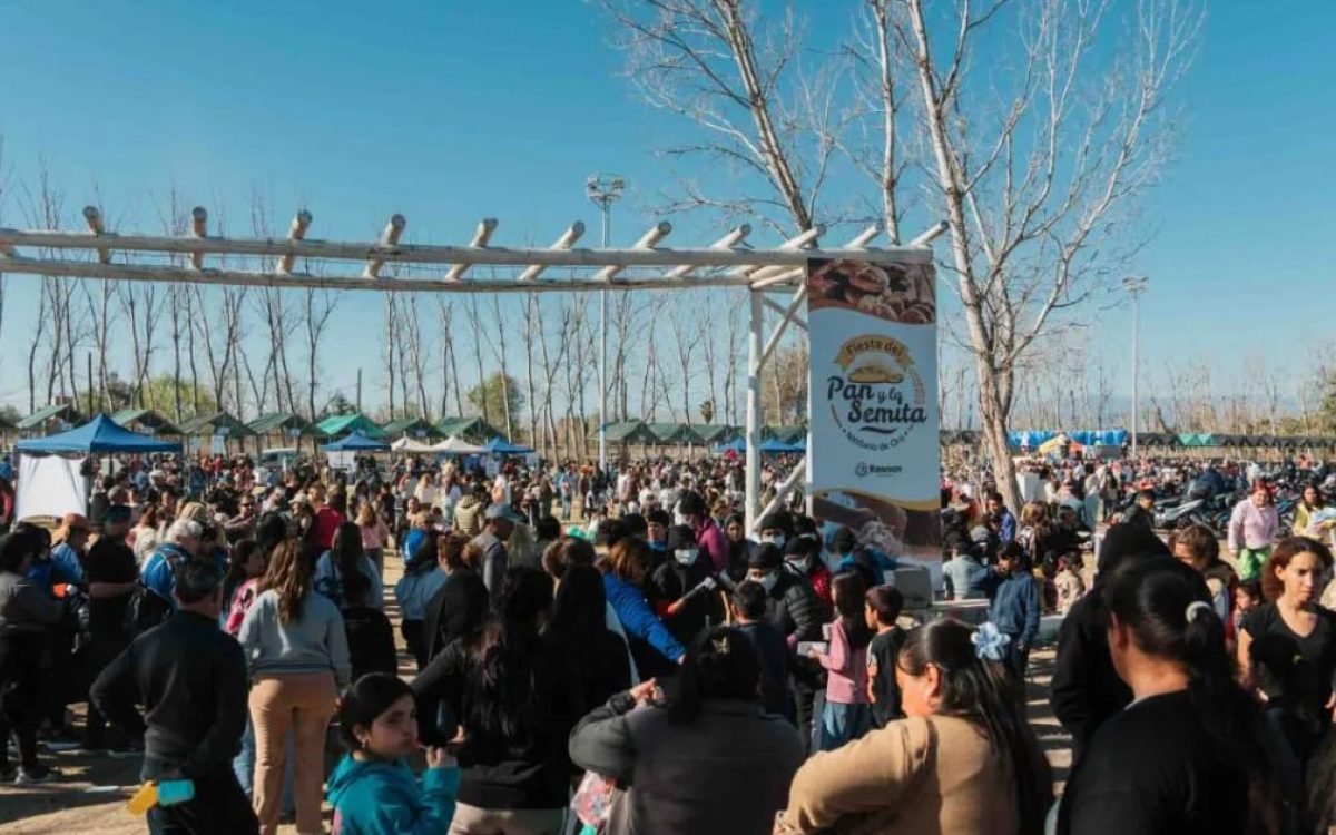 Familias y chicos durante un festejo por el Dia del Niño en Rawson