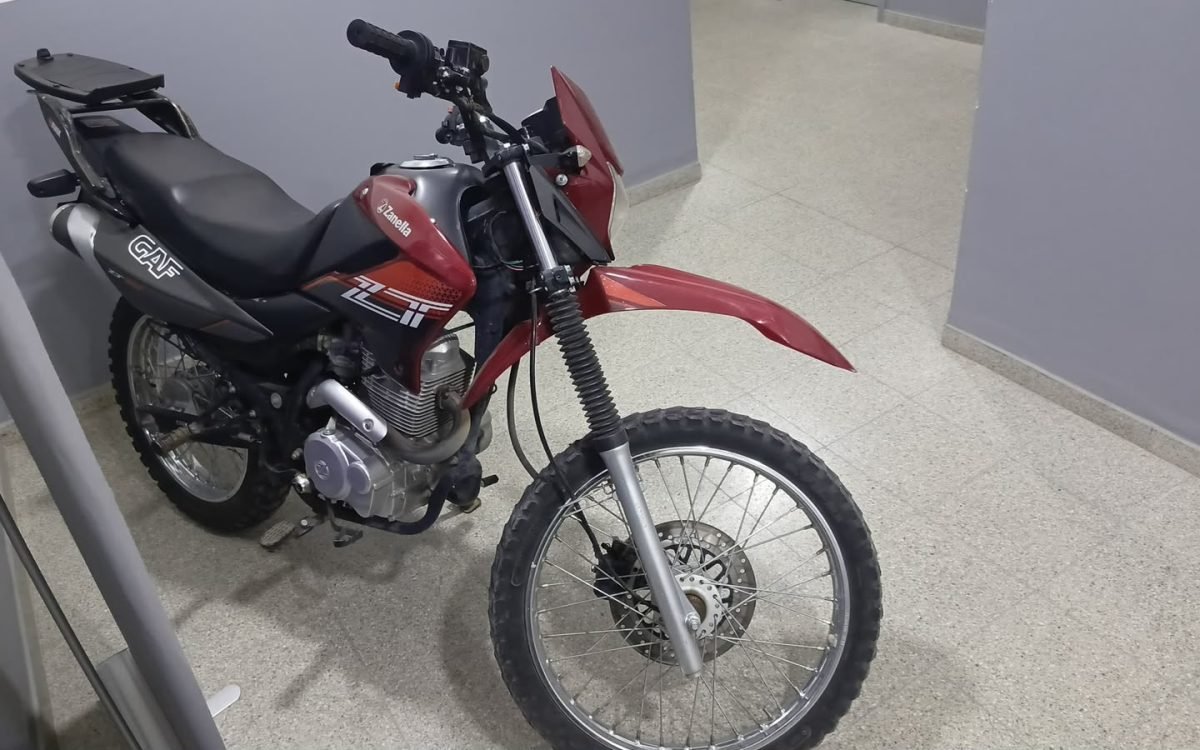 Motocicleta Zanella ZR 150 bordó recuperada tras un robo a mano armada en Rawson