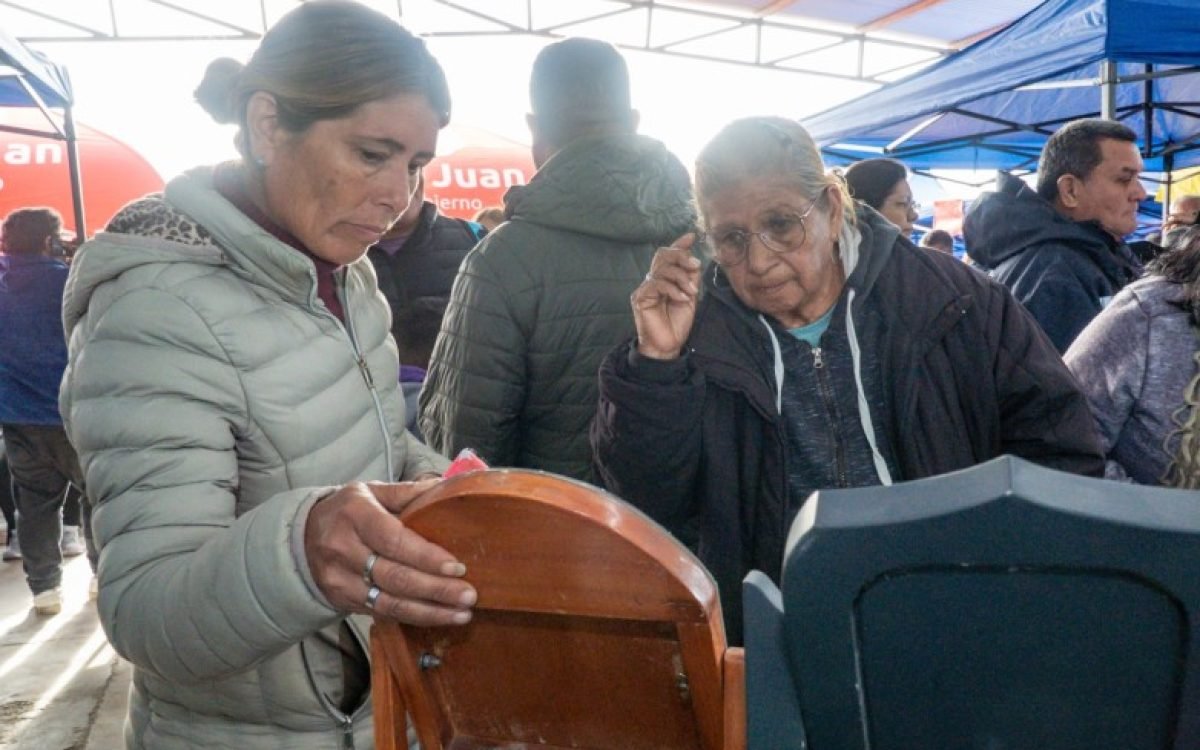Profesional realizando un control oftalmológico durante un operativo de asistencia