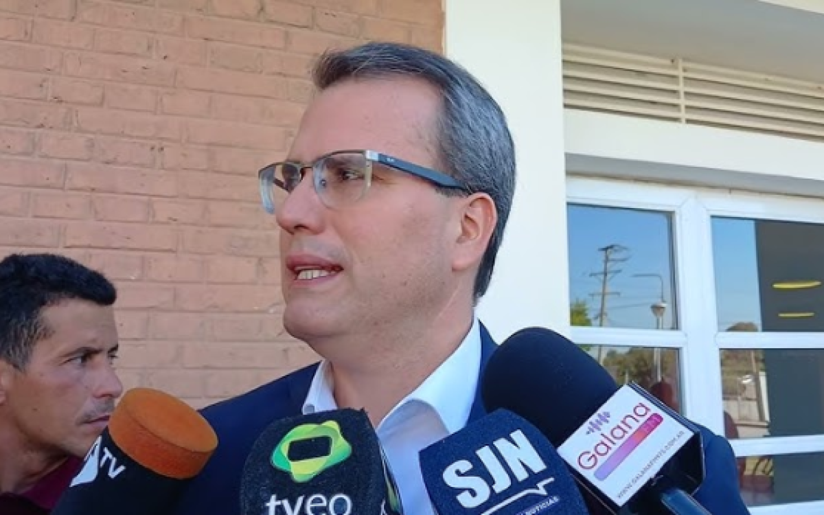 Carlos Munisaga durante la presentación del proyecto Paseo Indio Solari en Rawson