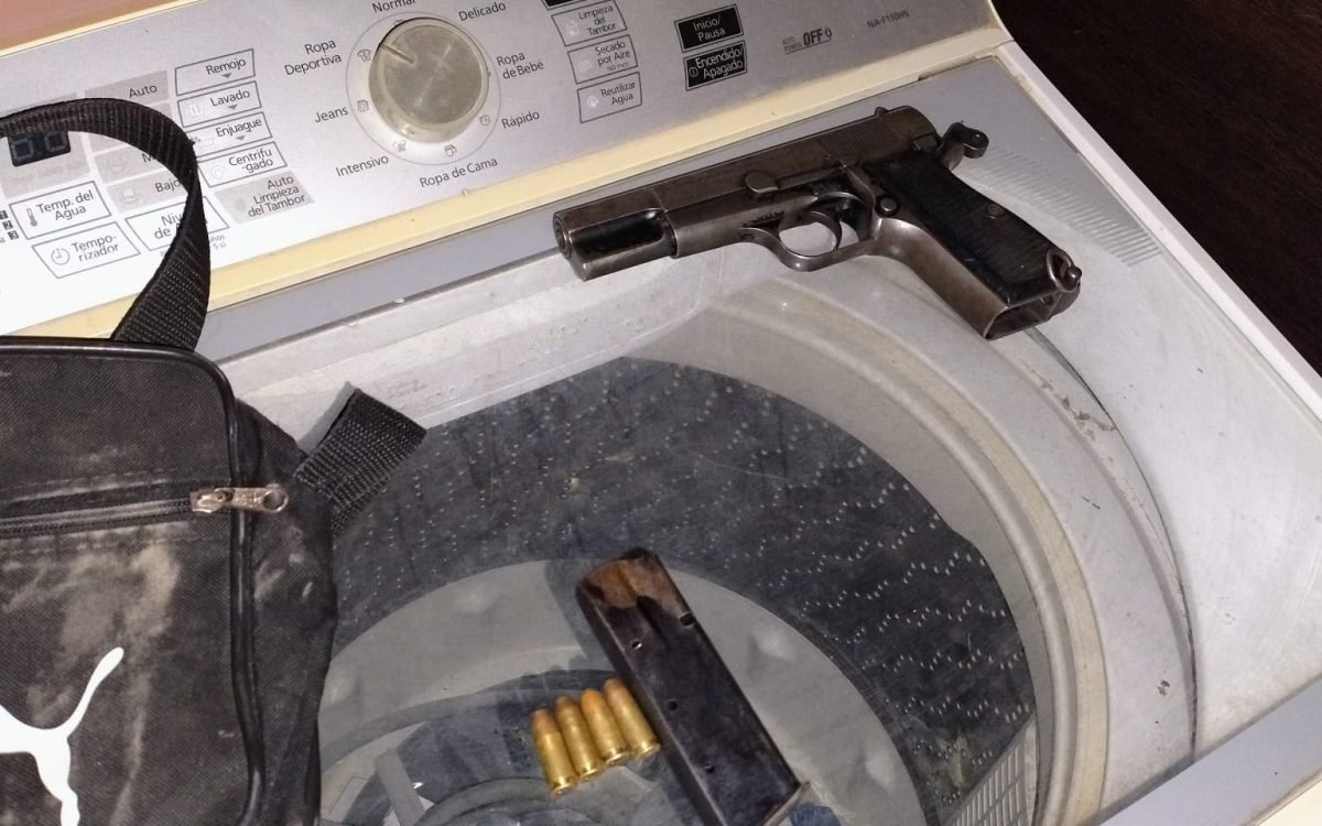 Pistola Browning calibre 9 mm, cargador y cuatro cartuchos secuestrados durante un allanamiento en Rawson