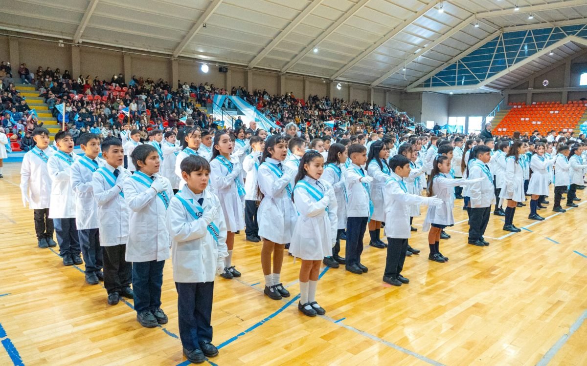Estudiantes de cuarto grado de Rawson durante el acto de Promesa de Lealtad a la Bandera
