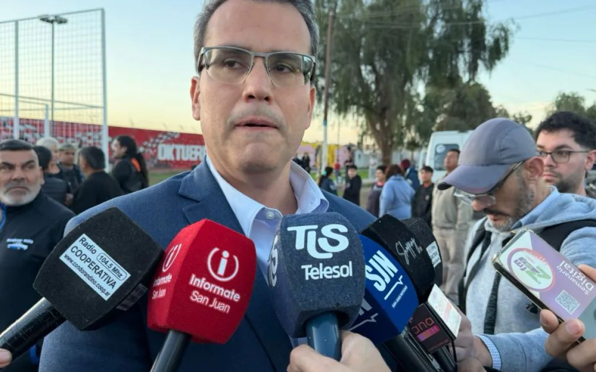 El intendente de Rawson durante una entrevista con medios de comunicación