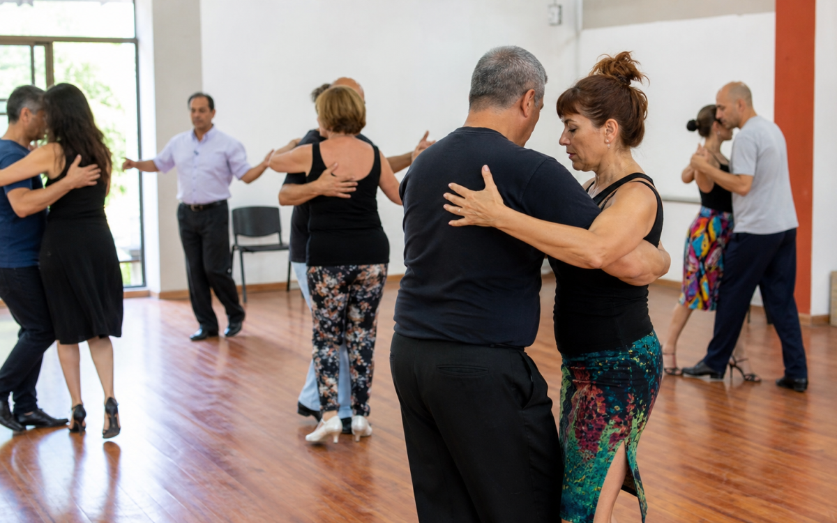 Imagen ilustrativa de una clase de tango para adultos en un centro cultural de Rawson