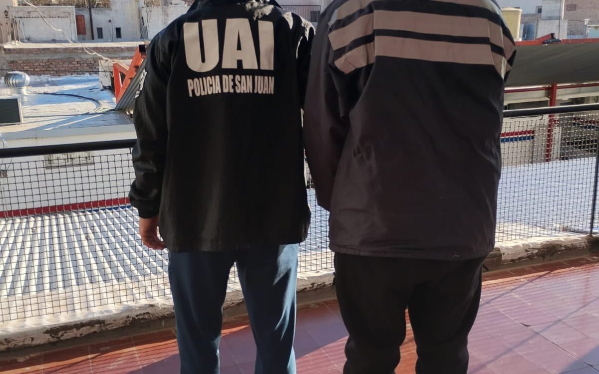 Personal de la UAI junto a uno de los hombres investigados por robos a menores