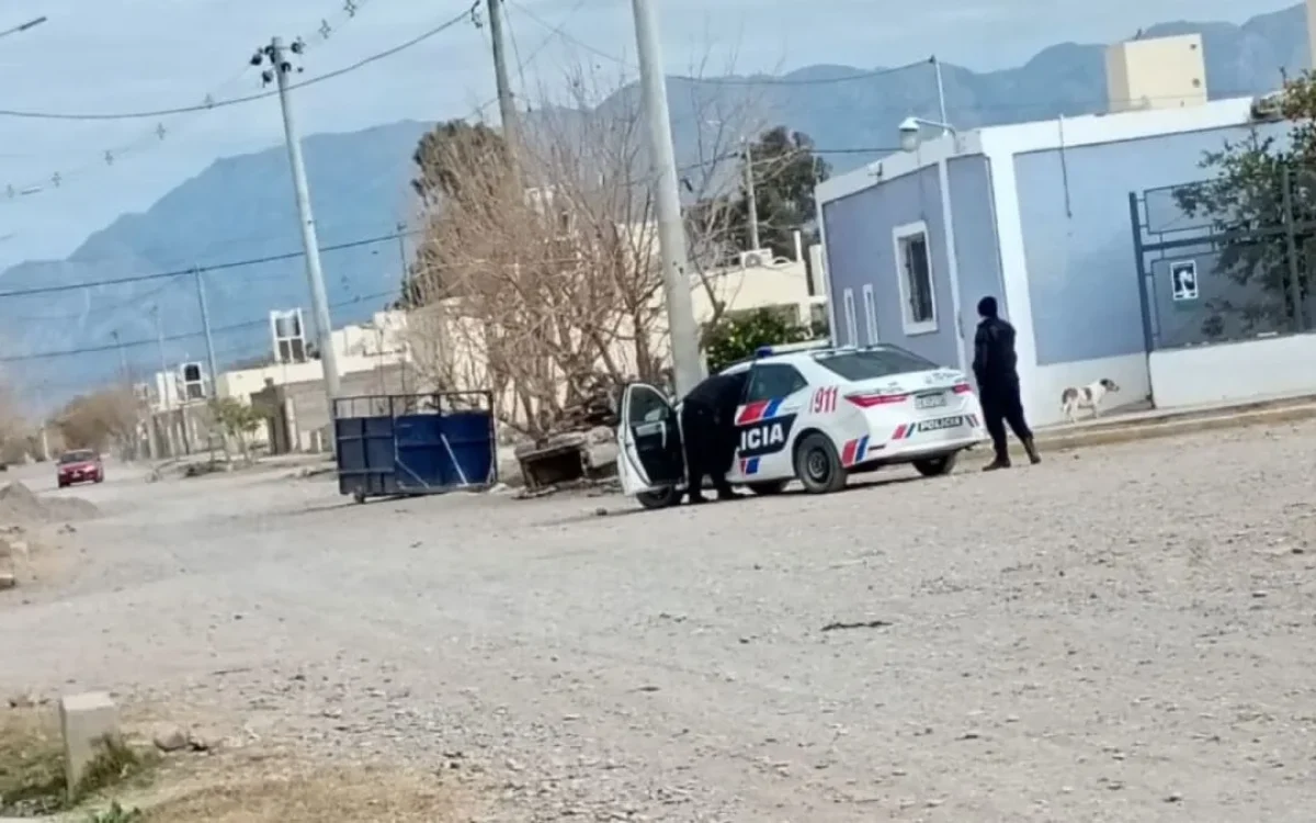 Móvil policial en barrio Valle Grande de Rawson tras una gresca