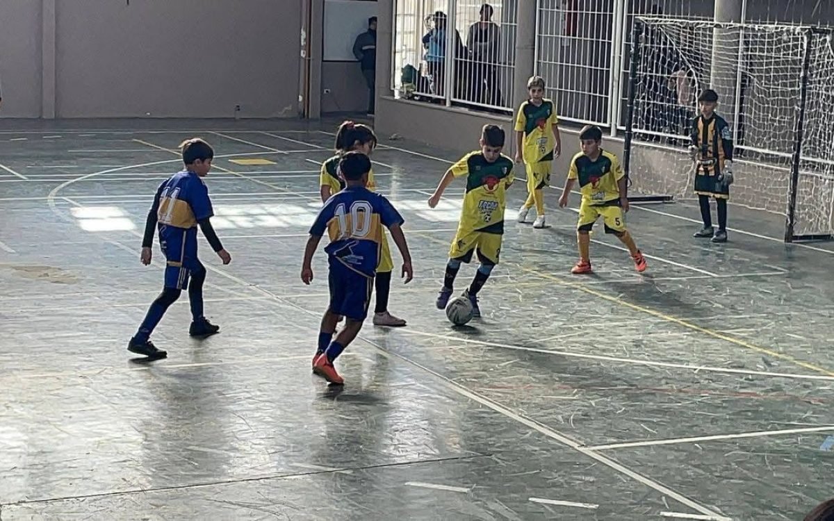 Jugadores de la Liga de Fútbol Infantil de Rawson antes de las finales de Copa Oro y Copa Plata