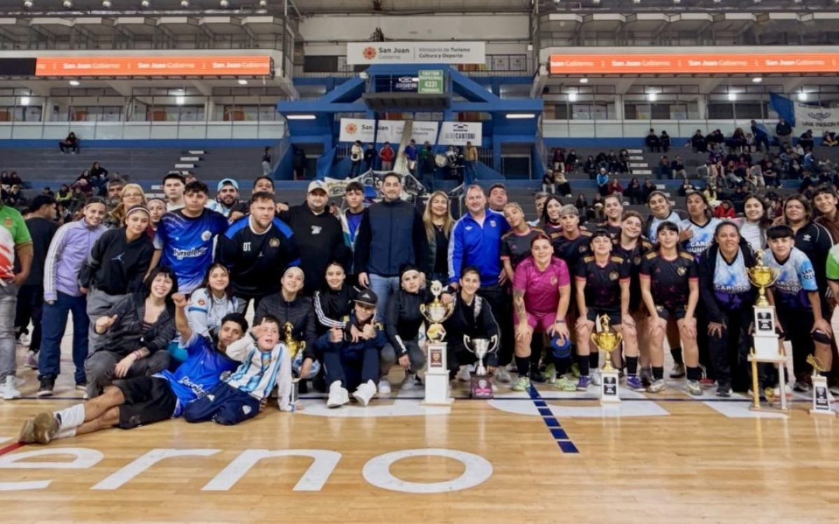 Copas de la Liga Sureste de Rawson en las finales disputadas en el Estadio Aldo Cantoni
