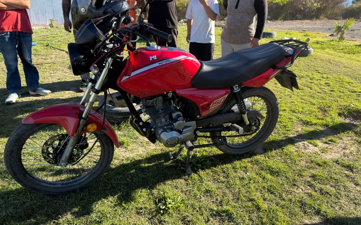Motocicleta Motomel roja y casco negro vinculados al procedimiento por el robo en el barrio Teresa de Calcuta.