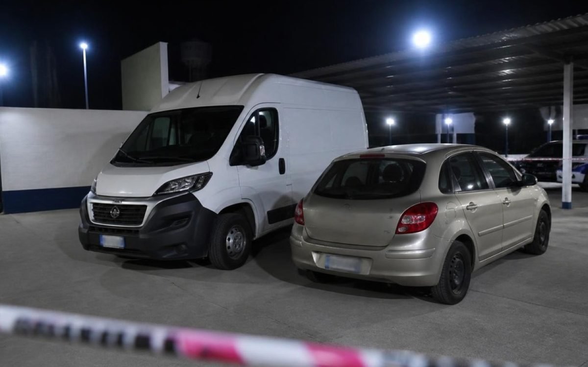 Una camioneta blanca y un auto secuestrados en un predio policial. Imagen ilustrativa.