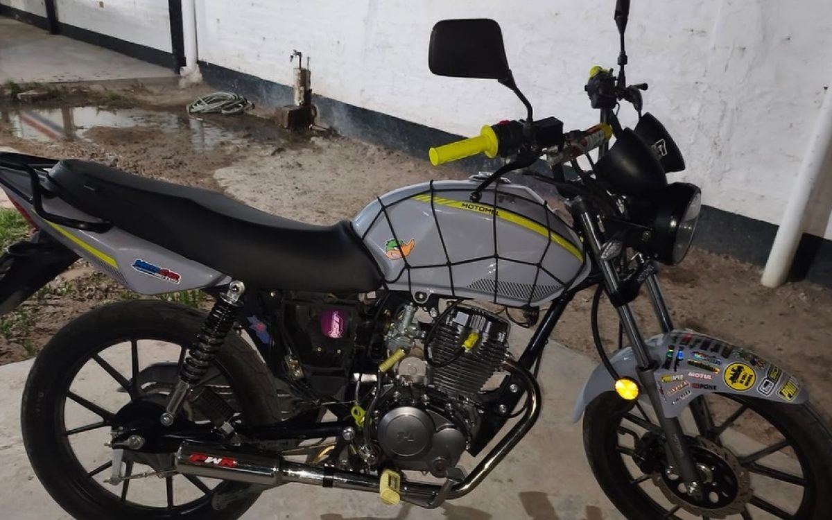 Moto Motomel gris secuestrada por la Policía en Caucete.