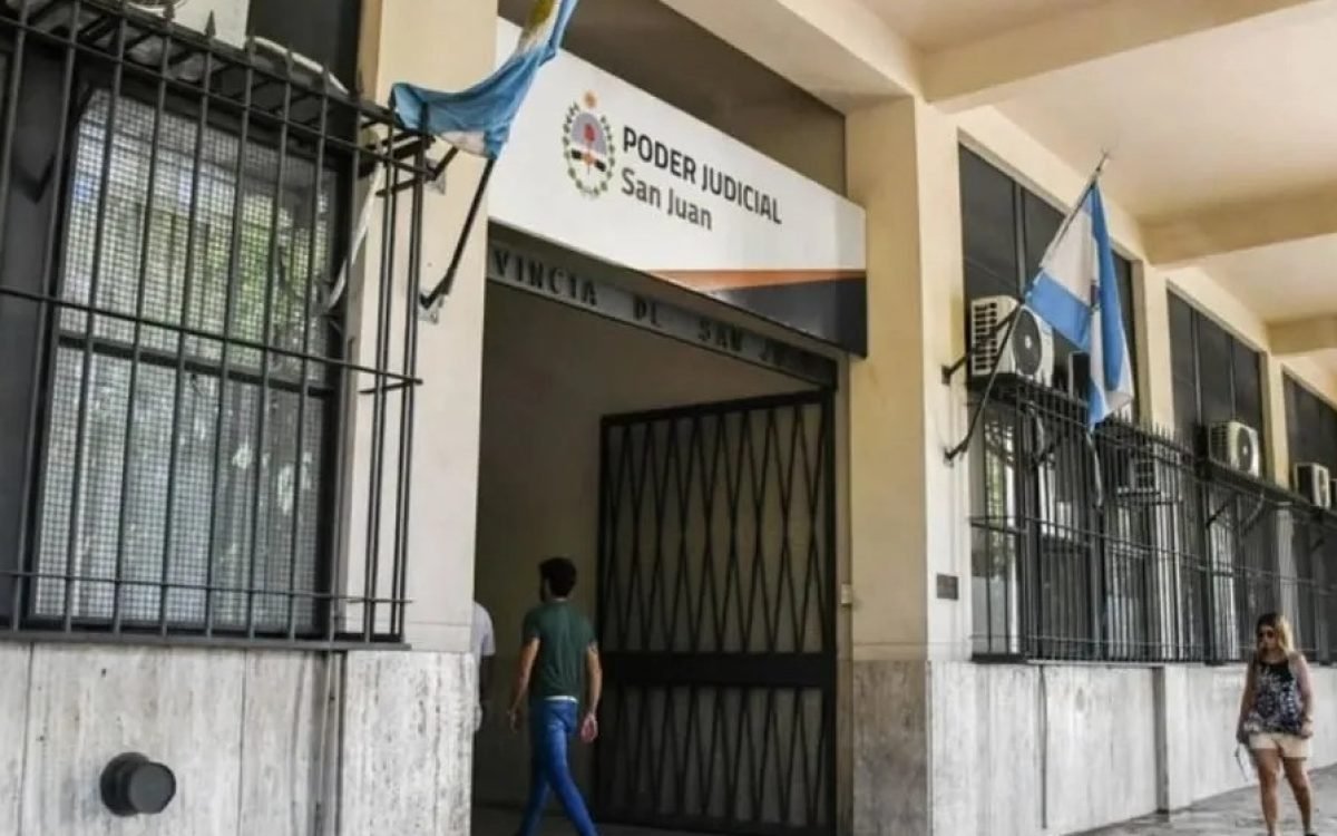 Frente del edificio del Poder Judicial de San Juan con banderas argentinas. Foto de archivo.