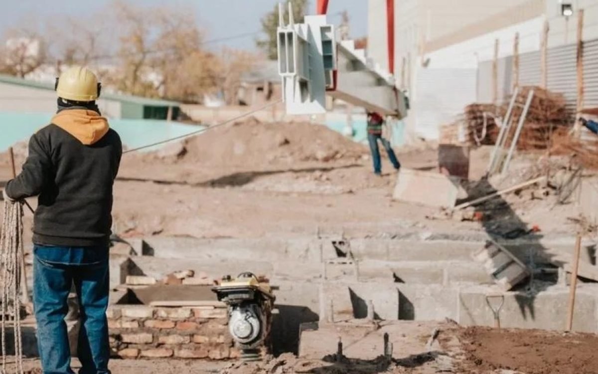 Operarios en la obra de los nuevos consultorios externos del Hospital Guillermo Rawson.