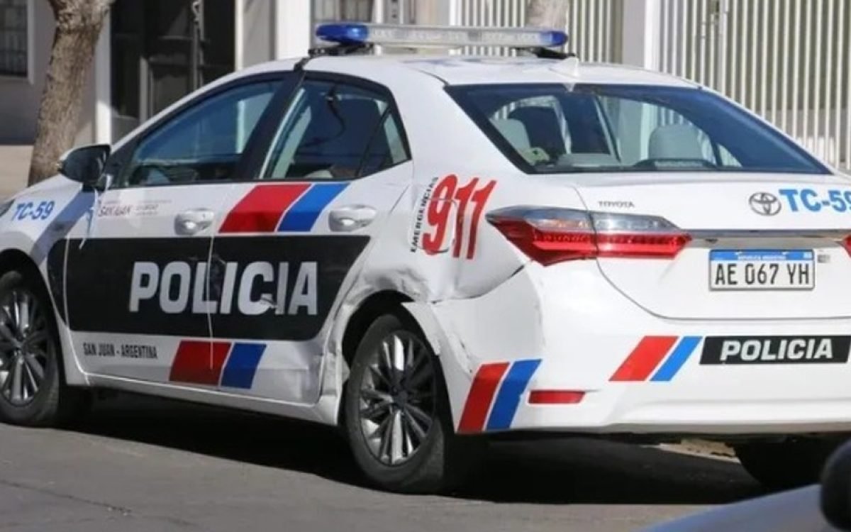 Móvil policial de la Policía de San Juan estacionado en una calle. Foto de archivo.