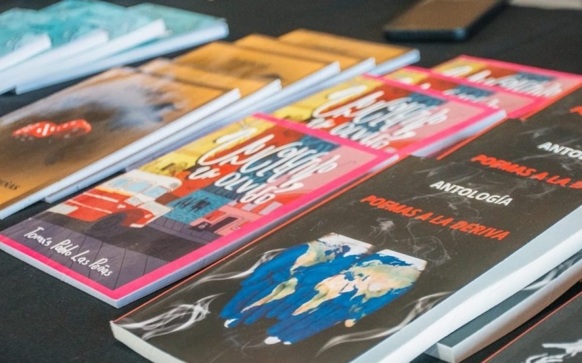 Libros y antologías de poesía sobre una mesa, en una imagen de la Feria de la Cultura Popular y el Libro.