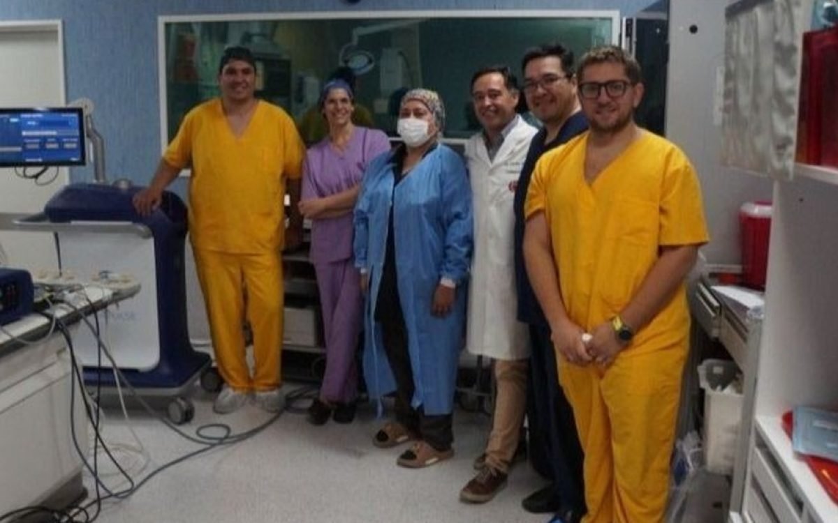 Equipo médico y de enfermería del Hospital Rawson posando en la sala de hemodinamia.