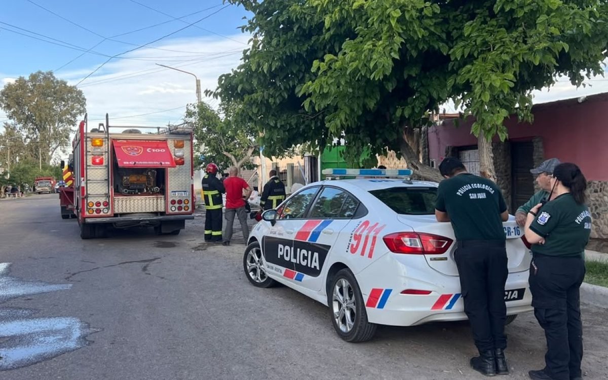 Autobomba de Bomberos, un patrullero y efectivos policiales en una calle de Villa Las Rosas, Rawson.