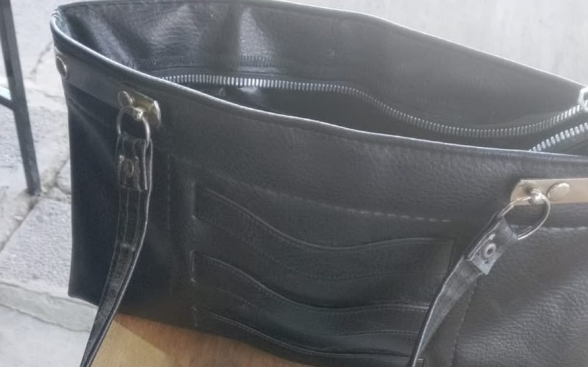 Bolso de cuero negro que, según la denuncia, intentaron sustraer en Rawson.