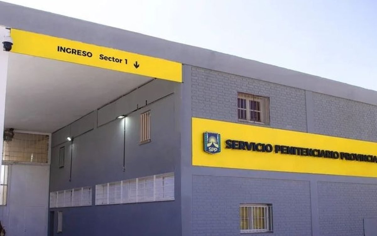 Fachada del ingreso del Servicio Penitenciario Provincial, con el cartel amarillo del Sector 1.