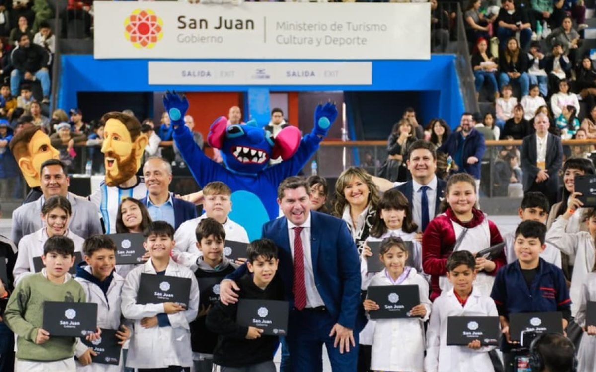 Orrego entregó unas 1.800 netbooks a alumnos de 5° grado de escuelas de Rawson