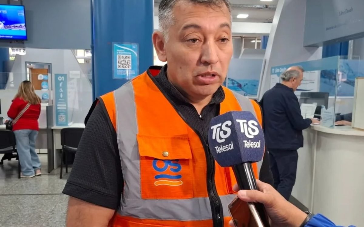 Oscar Tello, de Obras Sanitarias, durante una entrevista en una oficina de OSSE sobre el plan de bacheo.