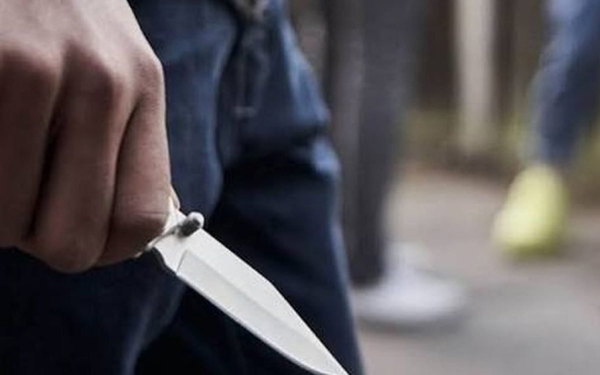 Imagen ilustrativa de una mano con un cuchillo, usada para una nota policial.