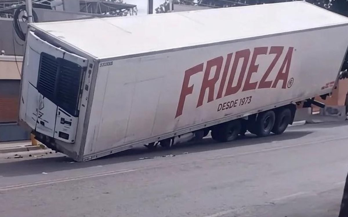 Acoplado refrigerado desprendido y apoyado sobre la calzada en Superiora y Lemos, Rawson.