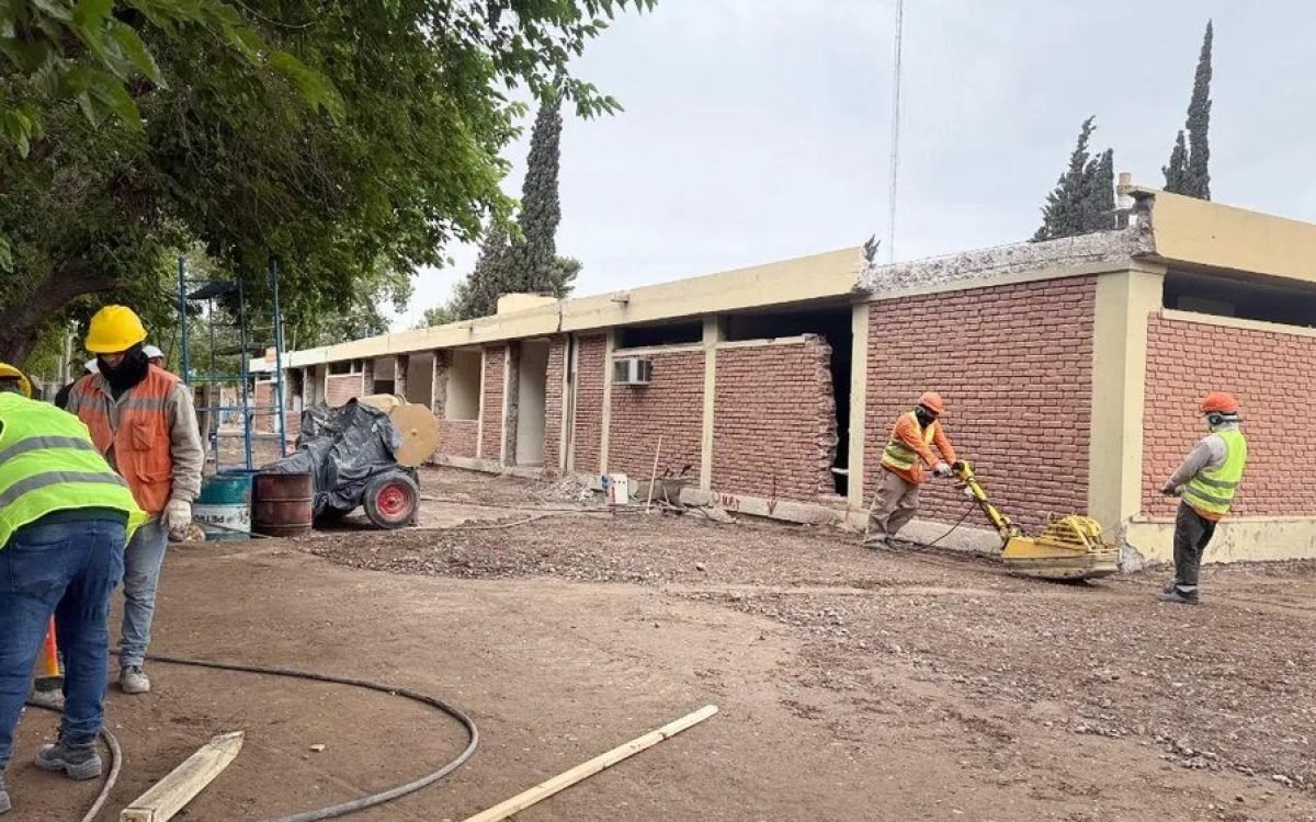 Obreros trabajan en la ampliación del CARF La Rotonda, en Rawson.