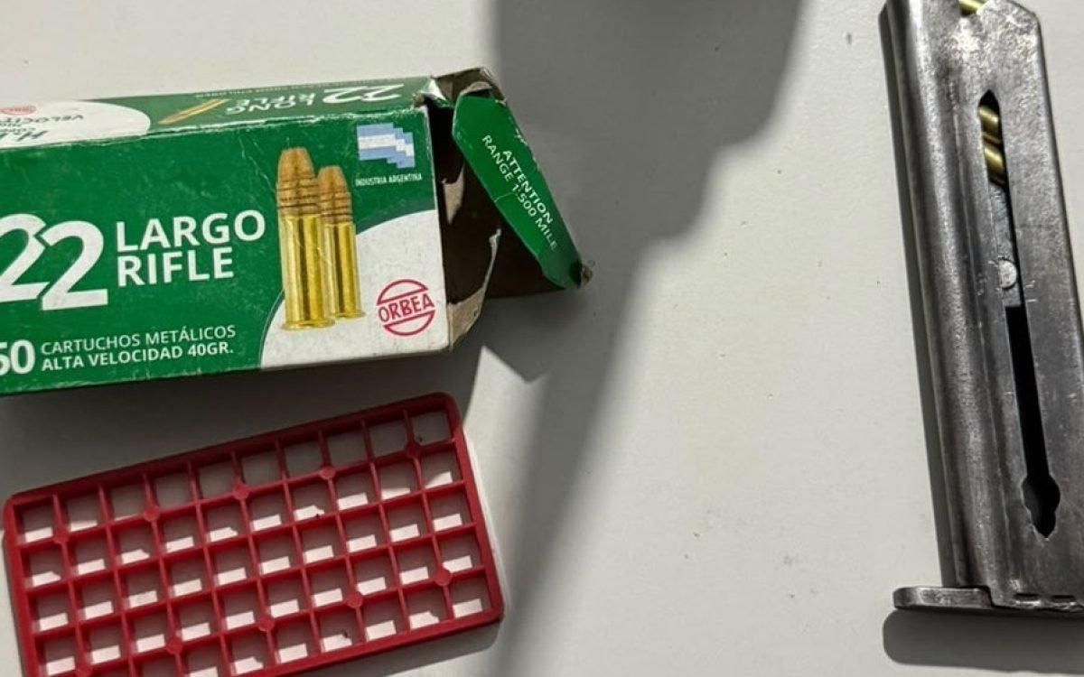 Cargador y caja de municiones secuestrados por la Policía.