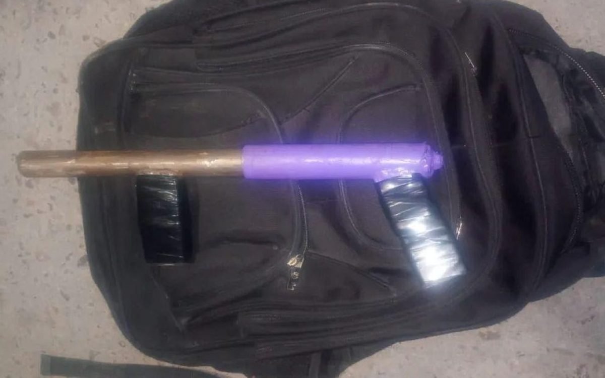 Arma de fabricación casera y mochila negra secuestradas en Rawson.