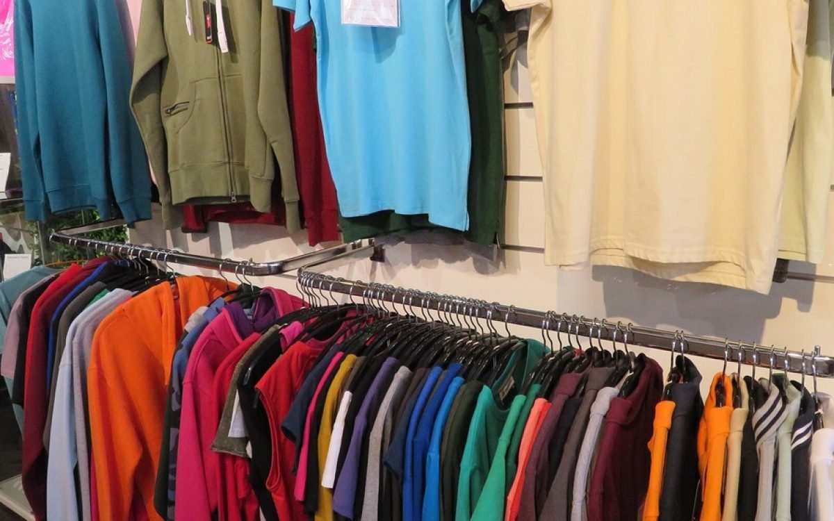 Imagen ilustrativa: percheros con ropa en un local comercial.