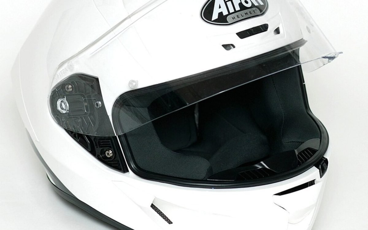 Casco de moto blanco. Imagen ilustrativa.