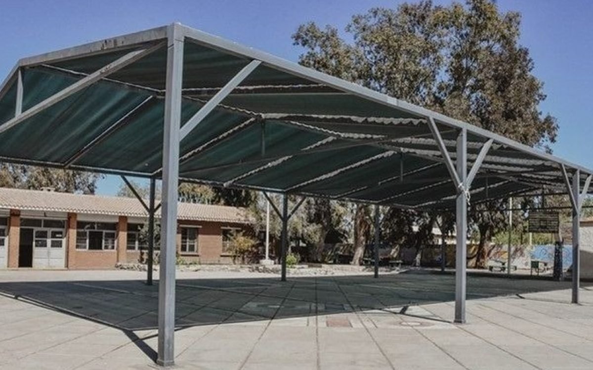 Patio de la Escuela Primaria Gabriela Mistral, en el barrio Obrero de Rawson, donde robaron el kiosco.