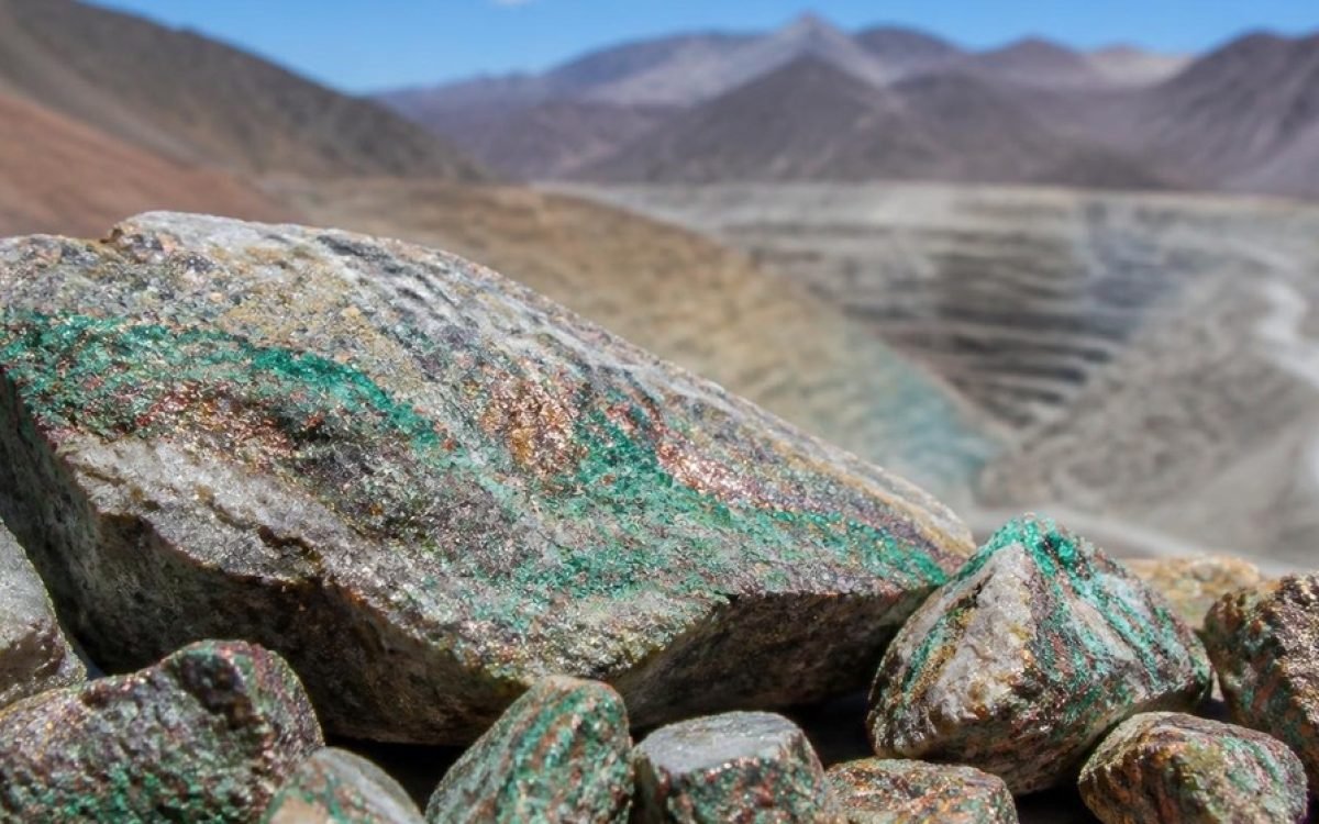Rocas de mineral de cobre con vetas verdes. Imagen ilustrativa.