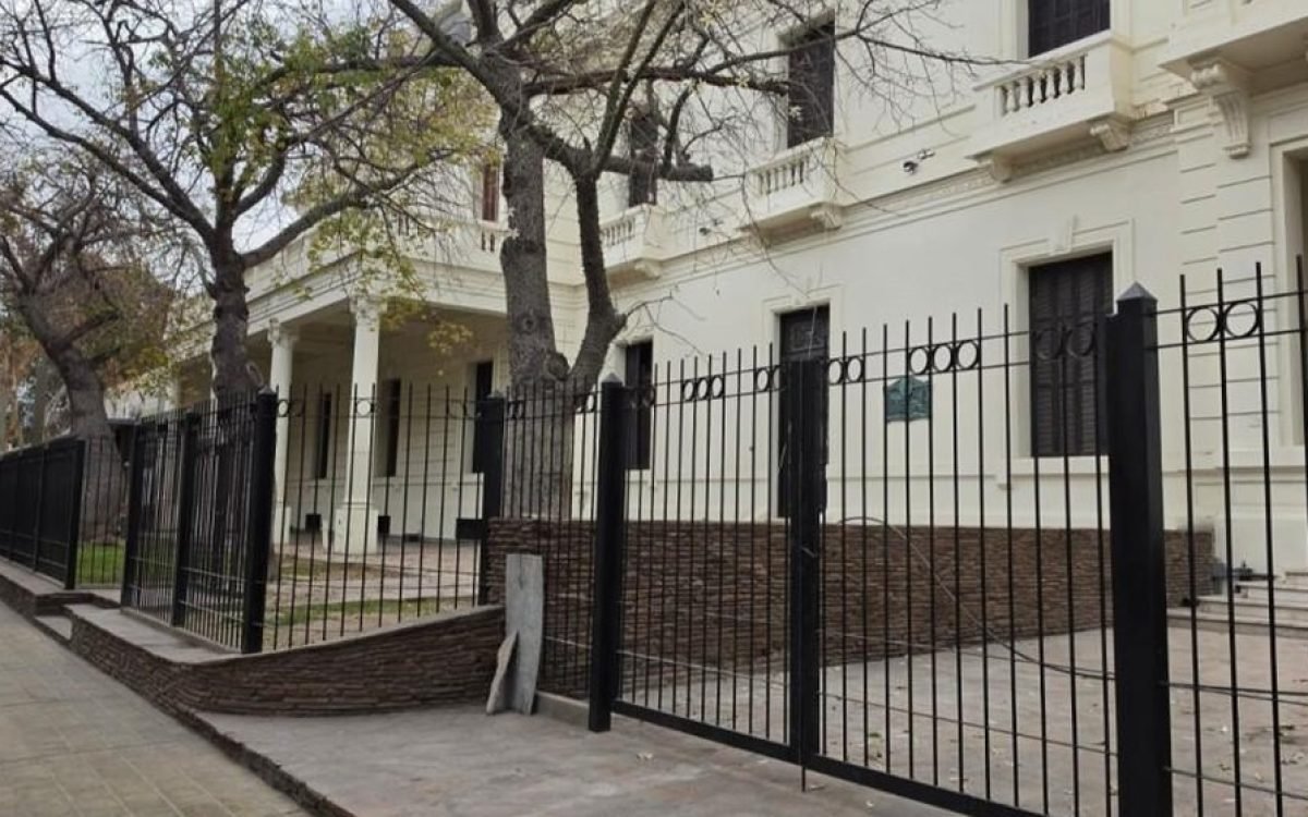 Fachada restaurada del pabellón histórico del Hospital Dr. Guillermo Rawson, con sus nuevas rejas.