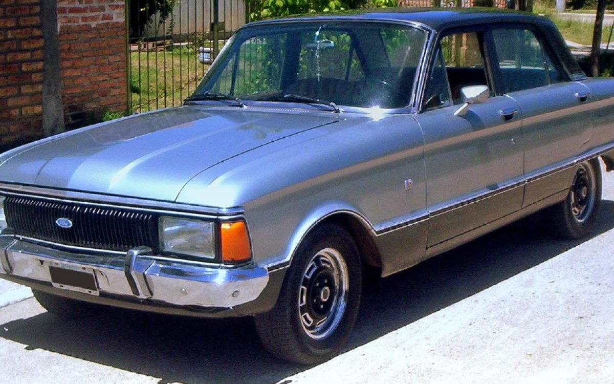 Ford Falcon Sprint gris estacionado en una calle. Imagen ilustrativa.