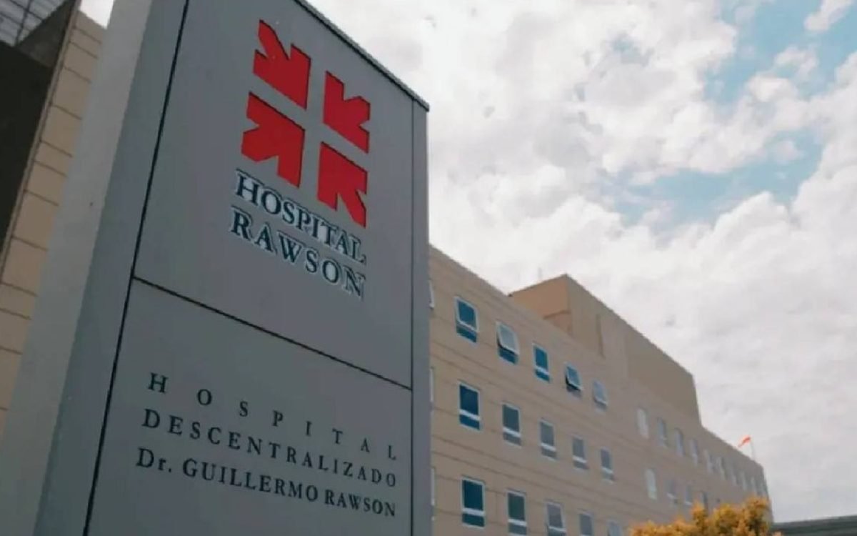 Cartel y fachada del Hospital Descentralizado Dr. Guillermo Rawson, en la ciudad de San Juan.