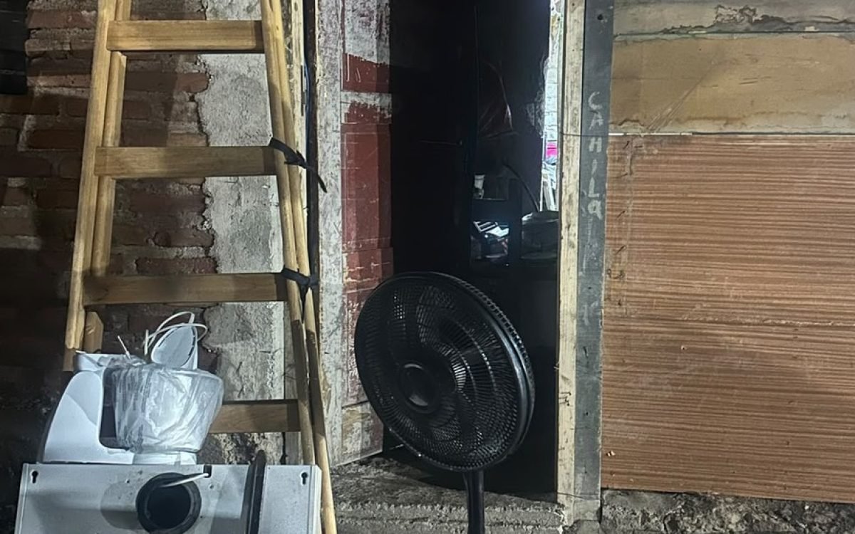 Elementos secuestrados por la Policía: una escalera de madera, un ventilador de pie y electrodomésticos.