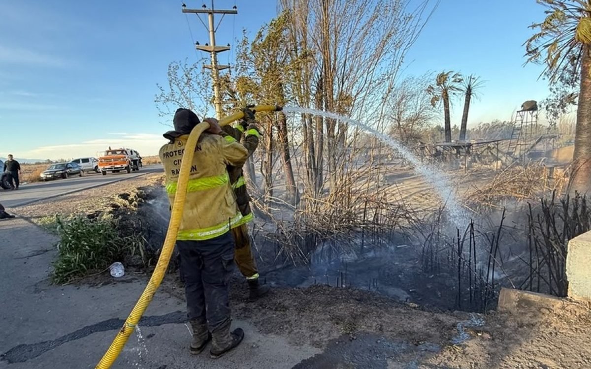 Zonda en Rawson: el fuego alcanzó casas y un galpón en Médano de Oro y Protección Civil combatió focos durante todo el día