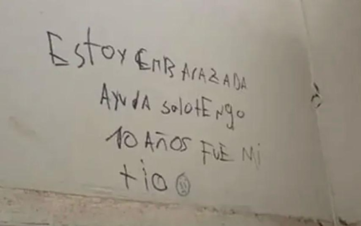 Inscripción hallada en el baño de una escuela de Rawson, cuya veracidad investiga la Justicia.