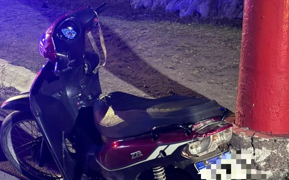 Motocicleta recuperada durante el procedimiento policial en Chimbas.