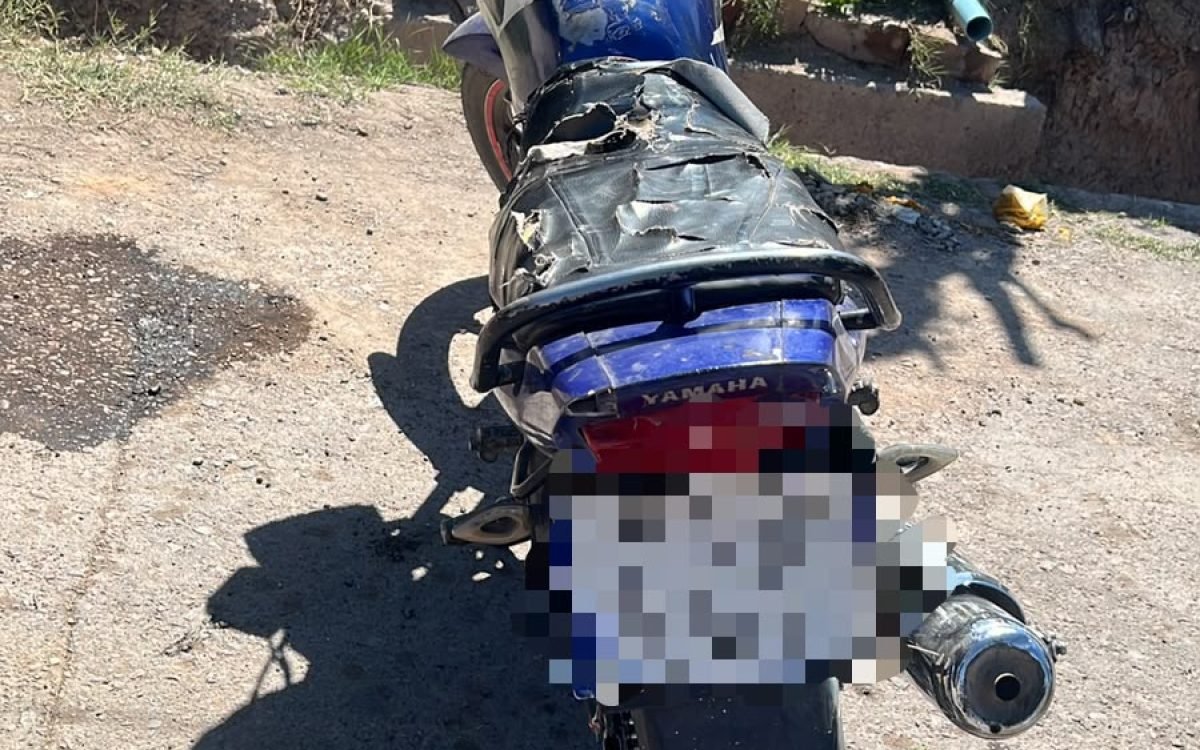 Motocicleta Yamaha azul secuestrada durante el procedimiento por el robo en barrio UTA, con la patente pixelada.