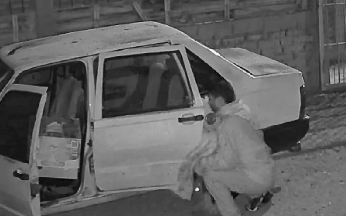 Cámara de seguridad registró un robo mientras una familia cargaba un auto en el barrio SUTEAGyF de Rawson
