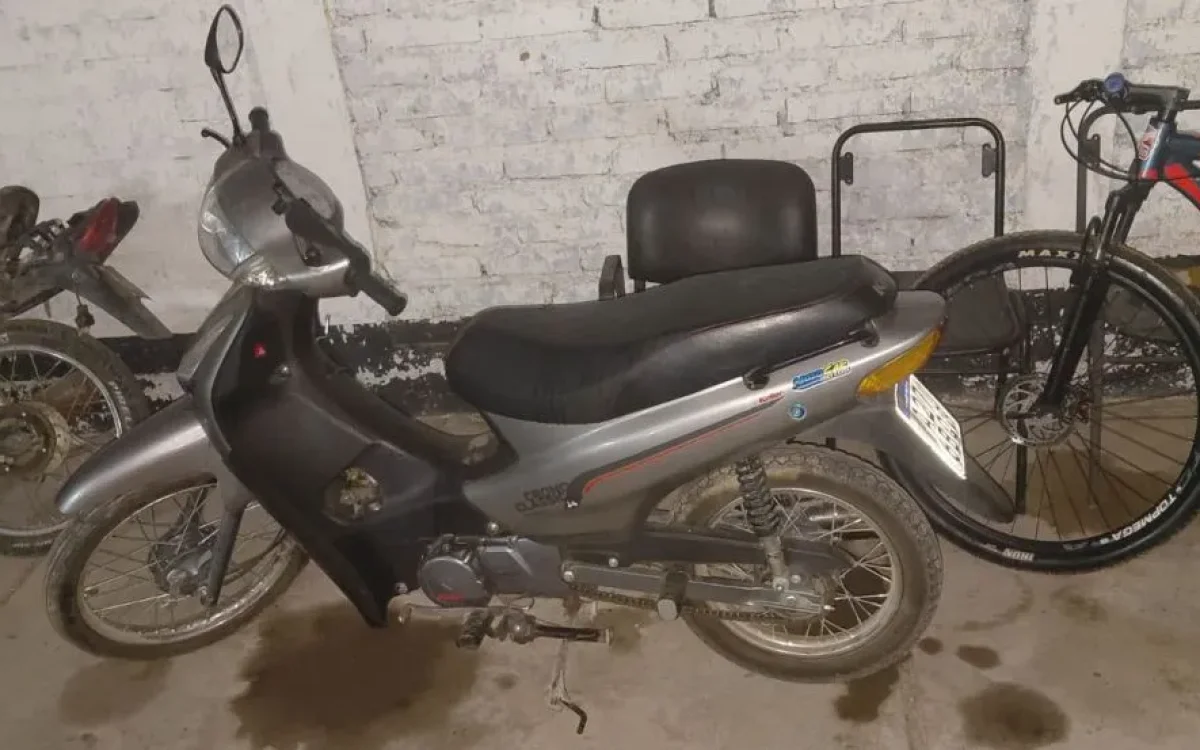 Motocicleta recuperada en Rawson tras un procedimiento policial en Loteo Divino Niño Jesús