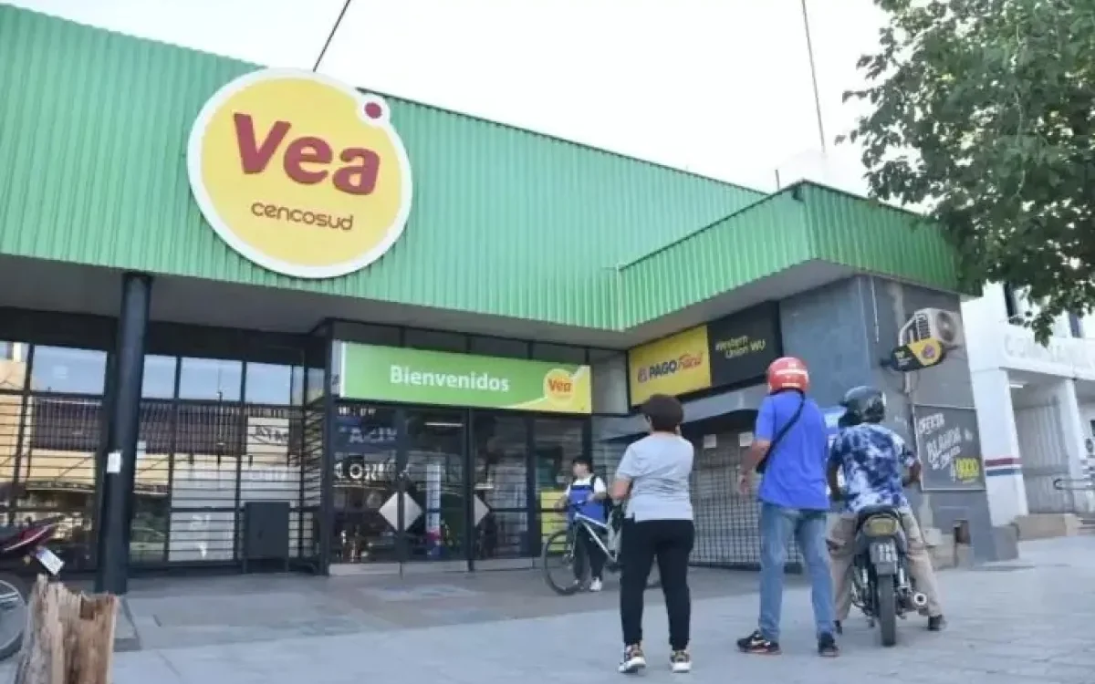 Frente del Súper Vea de Rawson donde delincuentes robaron en el sector de Rapipago